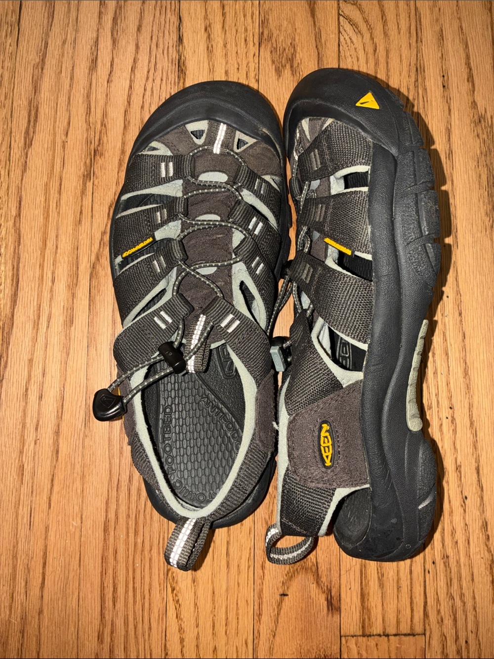 KEEN women black and Gray Outdoor Sandals